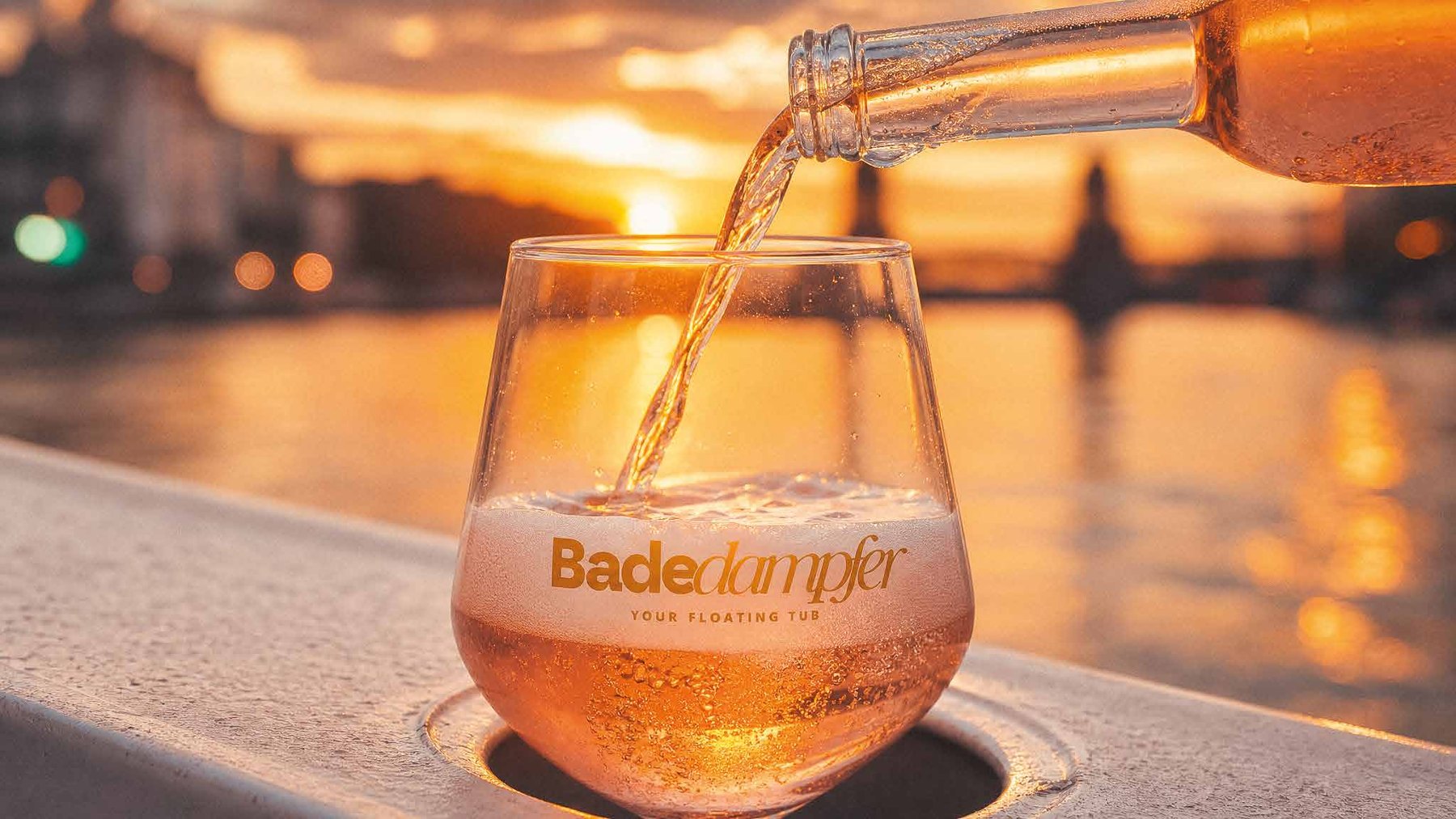 Glas Wein am Rand des Badedampfer Hot Tubs auf der Spree