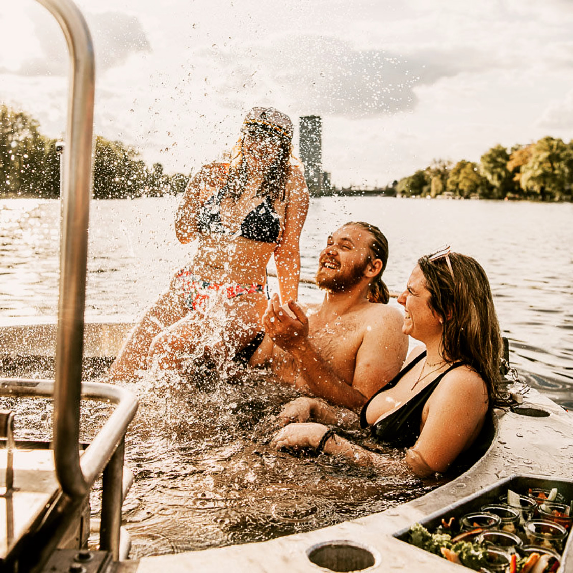 Gäste kühlen sich im Sommer im Badedampfer Hot Tub auf der Spree ab